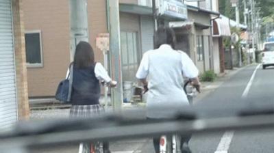 自転車のサドルに媚薬を塗られた女子高生…マン汁撒き散らしメス堕ちする痴漢GIF画像