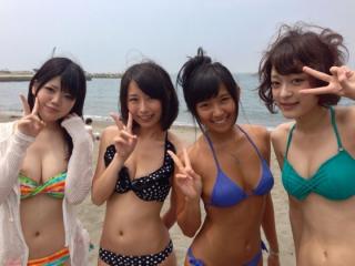 海のビーチでAV撮影中のセクシー女優のプライベートなエロ画像！！休憩中に水着姿をSNSにうｐする日焼けしたムチムチボディがエッチだｗｗ