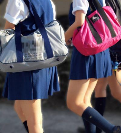 【JKシリーズ画像】生足を露出した制服女子校生のスベスベ感が堪らんなｗｗｗ