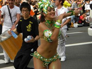 【画像】毎年神戸で開催されてるサンバの祭りがすんごいことになってるんだがｗｗｗｗ【20枚】