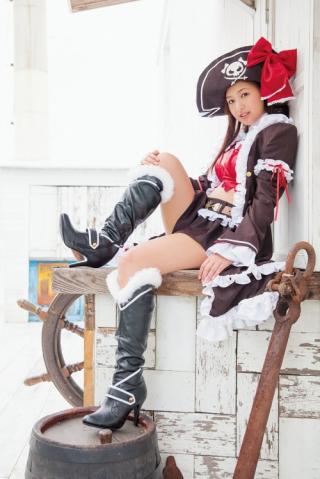 グラドル佐山彩香がクイーンズブレイドのコスプレでFカップエロ画像！原作超えてるその谷間ｗｗｗ