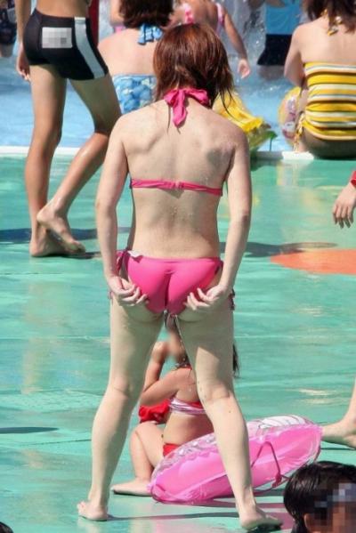 【画像】市民プールで見かけた水着姿の子連れママのケツがやばい！
