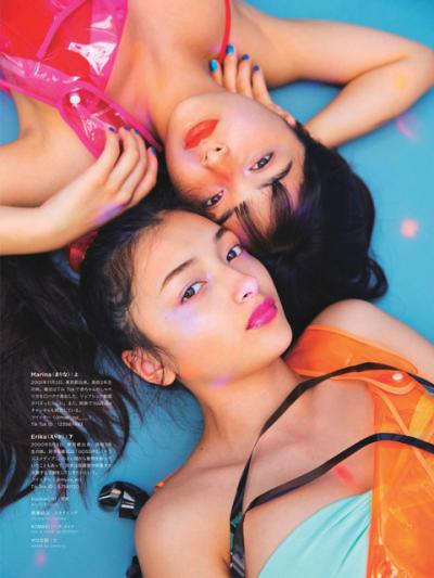 【Tik Tok姉妹がレトロ機材に遭遇】美人JK姉妹・エリカ(18)とマリナ(16)の週刊誌水着画像