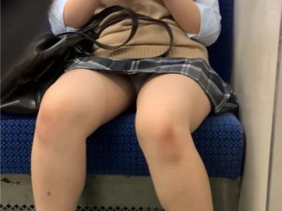 ミニスカートの女子高生たちが電車の中で晒す美脚がたまらない！撫で回しなくなるほどスベスベの太もも盗撮エロ画像