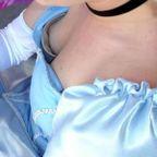 衣装がユルユルで胸元から色々見えちゃった素人コスプレイヤーたちの胸チラ