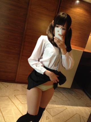 ツインテールの上下縞パン美女が制服ニーハイ姿でエロ写メ撮り