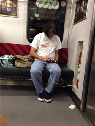 【画像】電車の優先座席でスマホを充電するハゲが目撃されるｗｗｗｗｗｗ