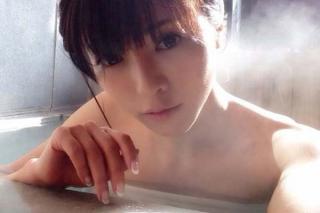 釈由美子 おっぱいポロリ画像　温泉入浴で乳輪と股間の中が映ってしまう放送事故