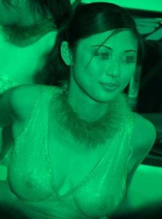カーニバルで赤外線盗撮された巨乳美女のエロ画像