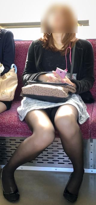【電車内隠し撮りエロ画像】電車で対面に座る女の子の股間がガバガバ過ぎて笑えないｗｗｗｗｗ(画像15枚)