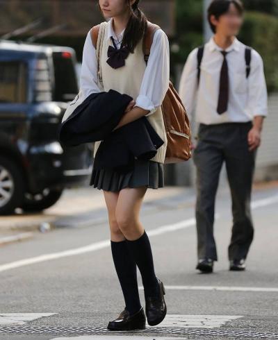 スリムボディが美しいスタイル抜群の女子高生街撮り画像