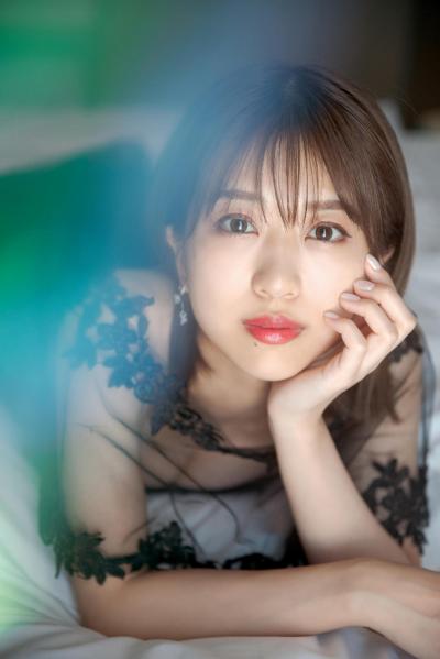 篠崎彩奈(AKB48)最新グラビア水着画像　37枚