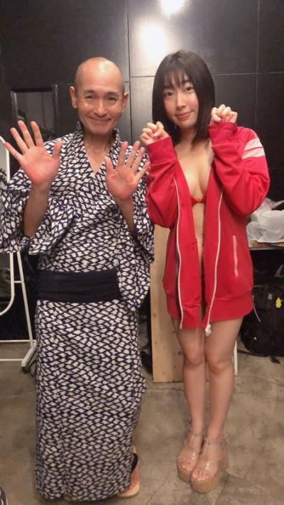 日本一エロ可愛い現役エステティシャン加藤圭、夜の野外で上裸で野外手ブラ露出姿を撮られるw