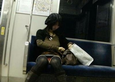 電車で対面に座るミニスカギャルのパンツwww