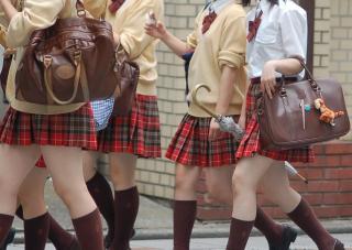 街撮り通学中JKの微エロ画像その289 品女、赤チェックのミニスカート、性的眼差し。