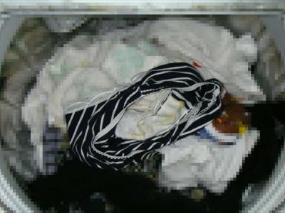 洗濯機の中の洗ってない汚れたパンツを盗撮したエロ画像