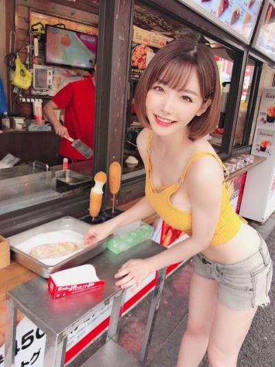 【画像】新大久保でめっちゃエロい格好した日本人女性がハットグ（韓国式チーズドッグ）を食べてる