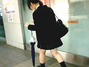 【盗撮】梅雨時で傘を持った女子校生のパンチラをスカメク撮りしたら小宇宙が広がってた件♪