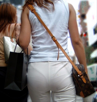 街でズボン履いてる女子のお尻のあたりを後ろからじっくり眺めてみたｗｗｗｗ 着衣お尻エロ画像