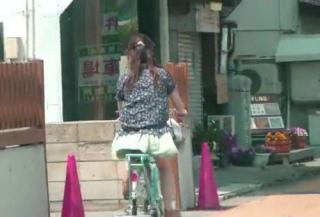 街中で自転車に乗った女子のスカートがひらひらめくれてパンチラしてるｗｗｗ【盗撮】