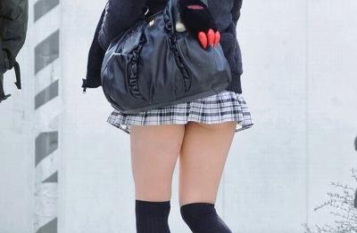 素人女子の卑猥な露出が抜ける盗撮パンチラ美尻エロ画像！