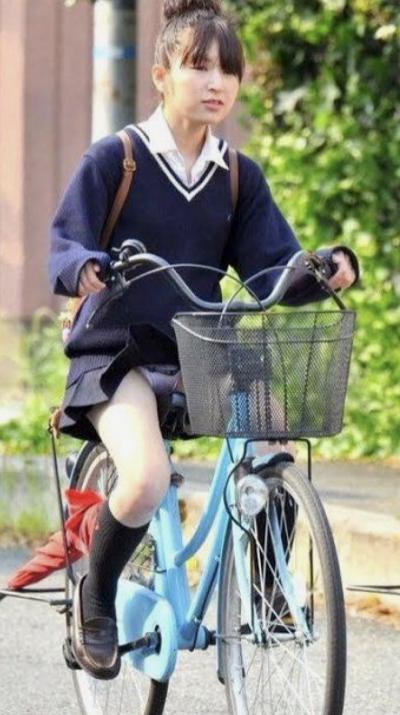 【画像】女子高生ってスカートのまま自転車乗るけどパンツ見せびらかしてんの？？？？？？