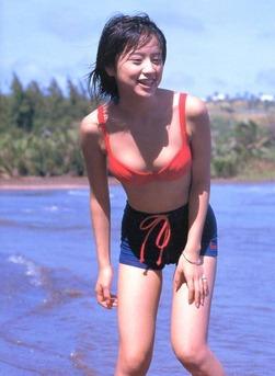 鈴木亜美、今月9日に40歳になった熟女の若い頃の水着グラビア動画