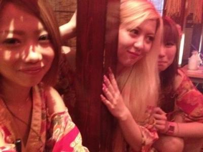 これはビッチ！仕事中にナンパされまくりなんだろうガールズ居酒屋の店員さん…こいつらとセックスしてぇなぁｗｗ