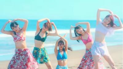 クロちゃんプロデュースの5人組アイドルグループ「豆柴の大群」水着ミュージックビデオ公開！