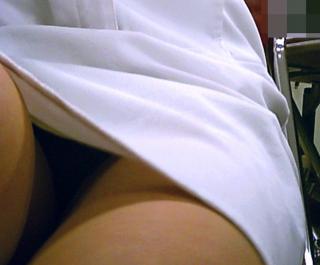 診察中に看護婦のパンツをマジ撮りしてる画像