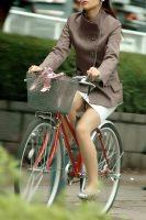 自転車パンチラしちゃってる素人画像　通勤、通学で魅せてくれるナイスアングルのパンチラ連発だな