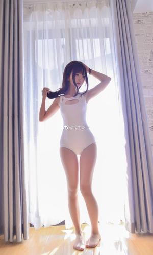 【清楚系ビッチ】低身長な美少女のロリボディがはえる白スク水画像！