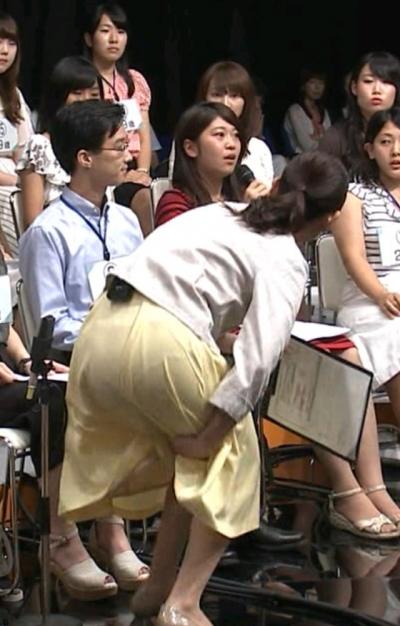 鈴木しおりアナ、透けてるスカートからパンティーが見えた激シコお尻