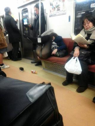 【悲報】電車の中でマンコを突き出し白目を剥く女が激写される…
