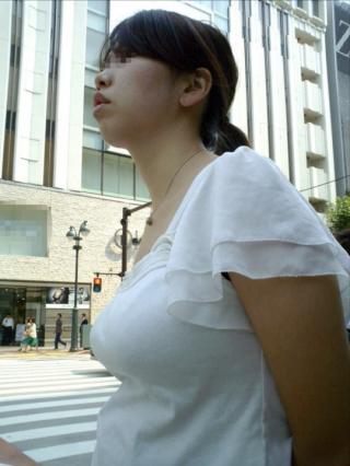 歩くたびに暴れまくる着衣おっぱいのエッチ画像！街に溢れる巨乳女を特写ｗｗｗ