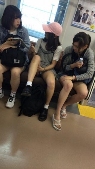 【パンチラ電車】ワイ、通勤中の楽しみがパンツちらりんこさせる女が前に座ったときｗｗｗｗｗ