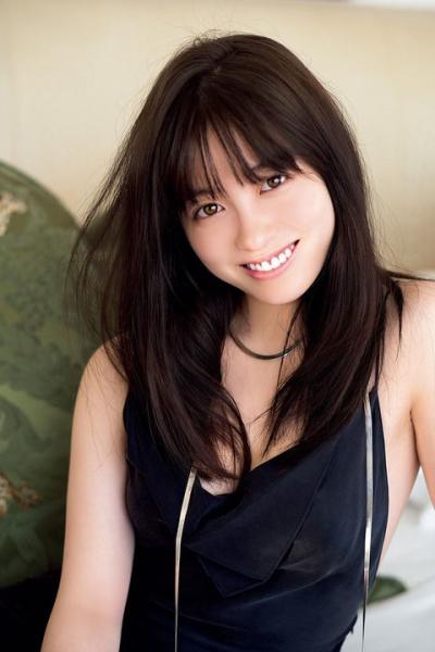 【女優】橋本環奈、美背中あらわな「大胆ドレス」姿を披露する！