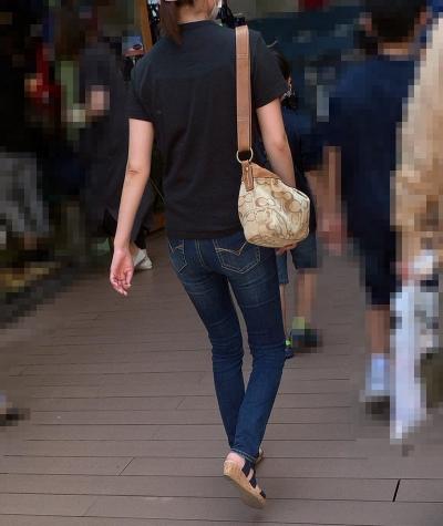 【街撮】ぴちピタなジーンズで歩く度にパン線が浮き出るお尻を魅せつけるお母さん！