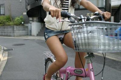 【画像あり】こういうスカートを履いて自転車に乗る女、頭悪い説