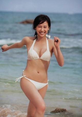 Cカップ美乳＆高身長・海老沼さくらのグラビアエッチ画像の海辺ショットｗｗｗ