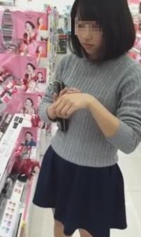 化粧品を買い物中の私服JKちゃんをミニスカート逆さ撮り動画