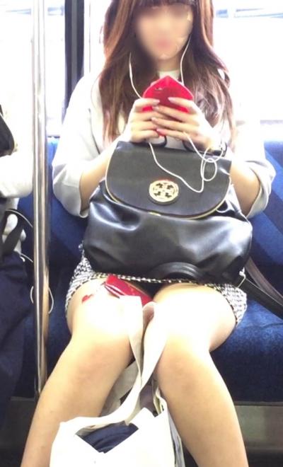 【盗撮画像】電車内でスマホに夢中になっている熟女達の対面パンチラ