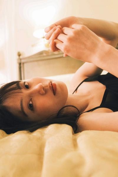 【画像】AKB48 横山由依（28）卒業メモリアルブックでセクシーな黒のキャミソール姿解禁！