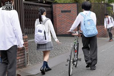 【画像+動画】 隣に引っ越してきた学園のアイドルに勃起を見られてしまうが、恥ずかしがりながらも、ドスケベに豹変。 香乃萌音