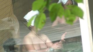 【女子 温泉 画像】温泉宿の露天風呂を盗撮した画像を発見！！入浴に来たギャル達が生々しいエロ体をお楽しみくださいｗｗｗ