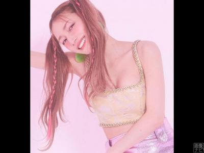 後藤真希 ミニスカートでギャルコーデ