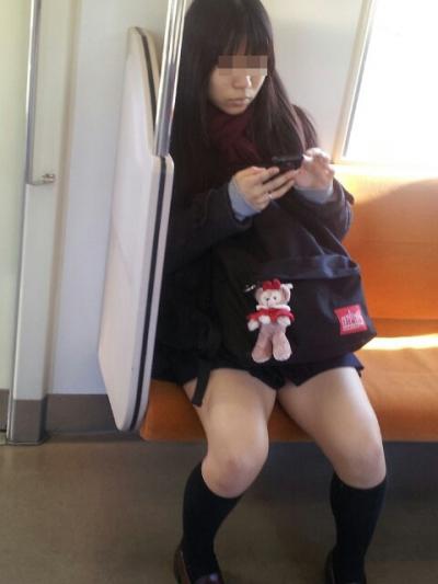 JK電車内盗撮画像☆車内にいた無防備で素朴な女子高生の向かいの席に座ってみたwwwJKの生脚はやっぱり凄かった件ww