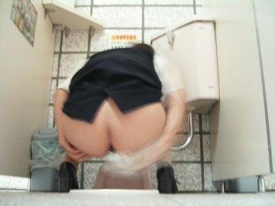 【トイレ盗撮画像】どんな女性であっても卑猥なお尻まる出しになるのがココ…和式トイレを覗いた画像が卑猥すぎるｗｗｗ