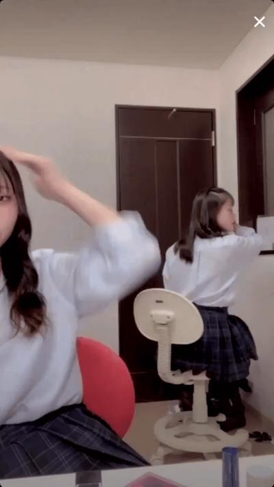 【動画像】女子高生がライブ配信中にパンチラするラッキースケベを捉えた瞬間