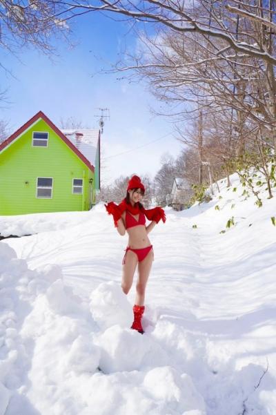 【画像あり】AV女優さん、水着で雪の上に立たされる